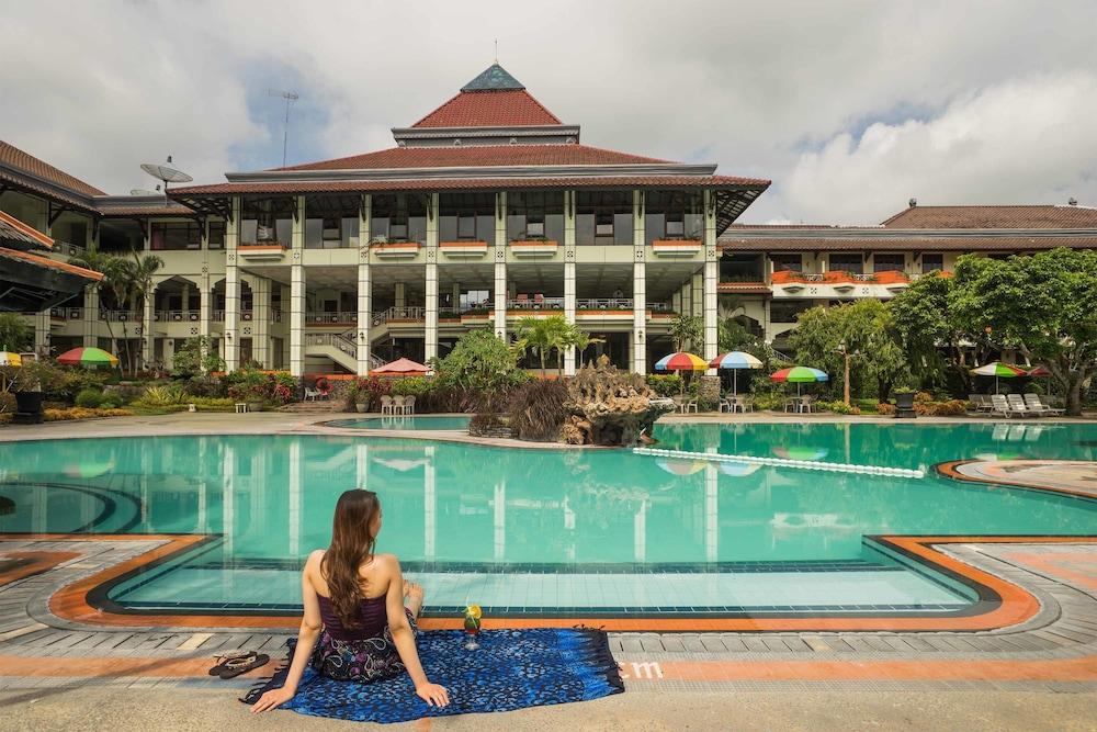 Royal Hotel And Villa Batu Batu  Exterior photo